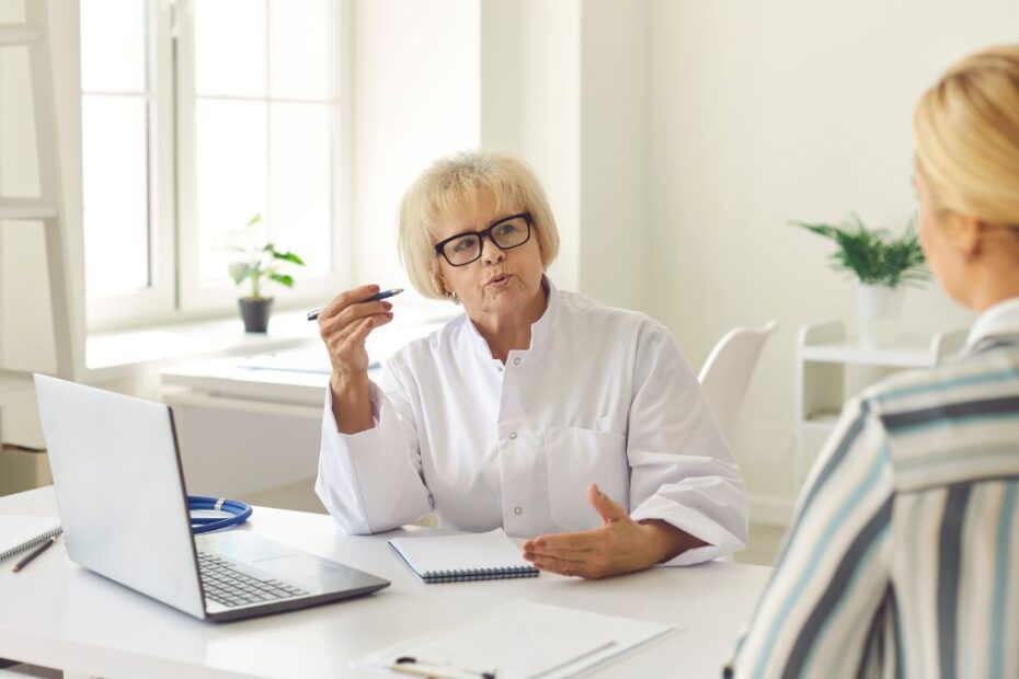 podatek od emerytury z zagranicy Foto: Urzędniczka tłumacząca kobiecie zasady podatkowe
