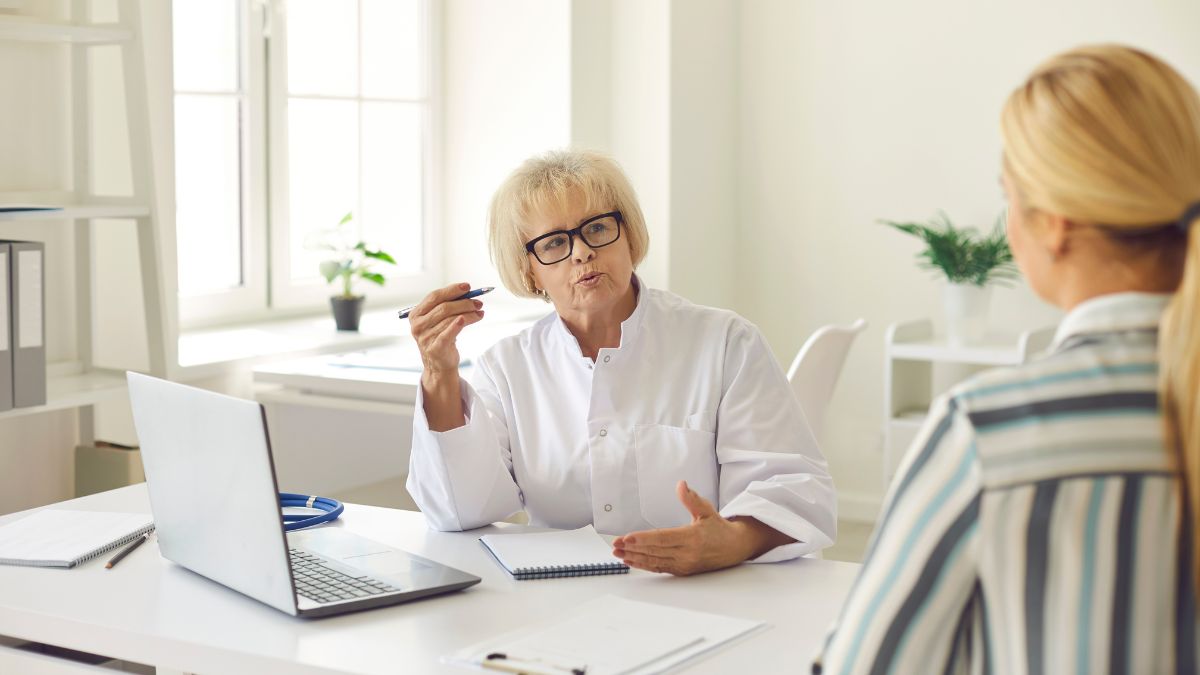 podatek od emerytury z zagranicy Foto: Urzędniczka tłumacząca kobiecie zasady podatkowe