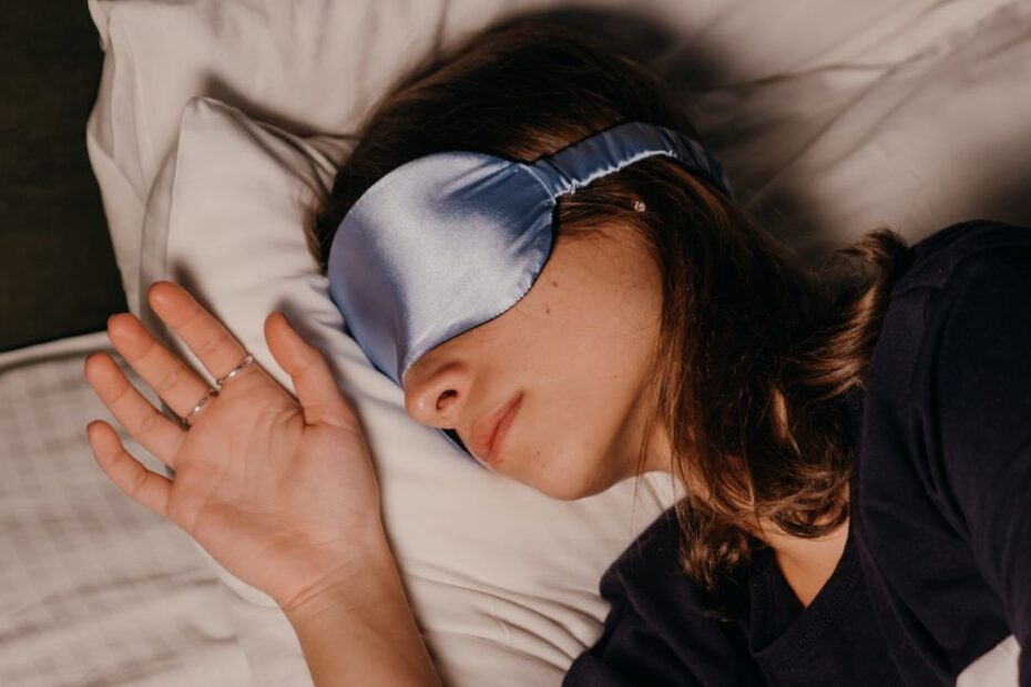 Ten nocny nawyk dodaje twarzy 10 lat Foto: śpiąca kobieta