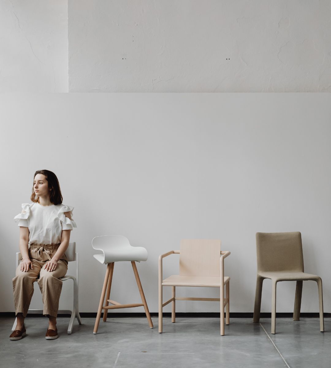 „test krzesła” może przesądzić o zasiłku PIP Foto: kobieta siedząca na krześle