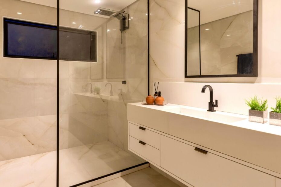 Hotele rezygnują z drzwi do łazienek Foto: łazienka hotelowa