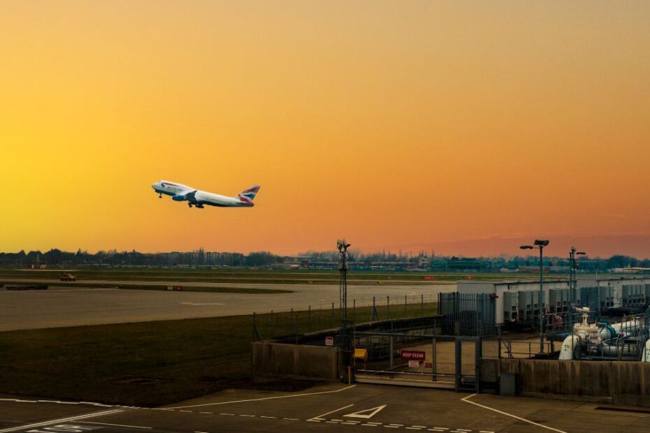 opłaty za parking na brytyjskich lotniskach Foto: samolot startujący z lotniska