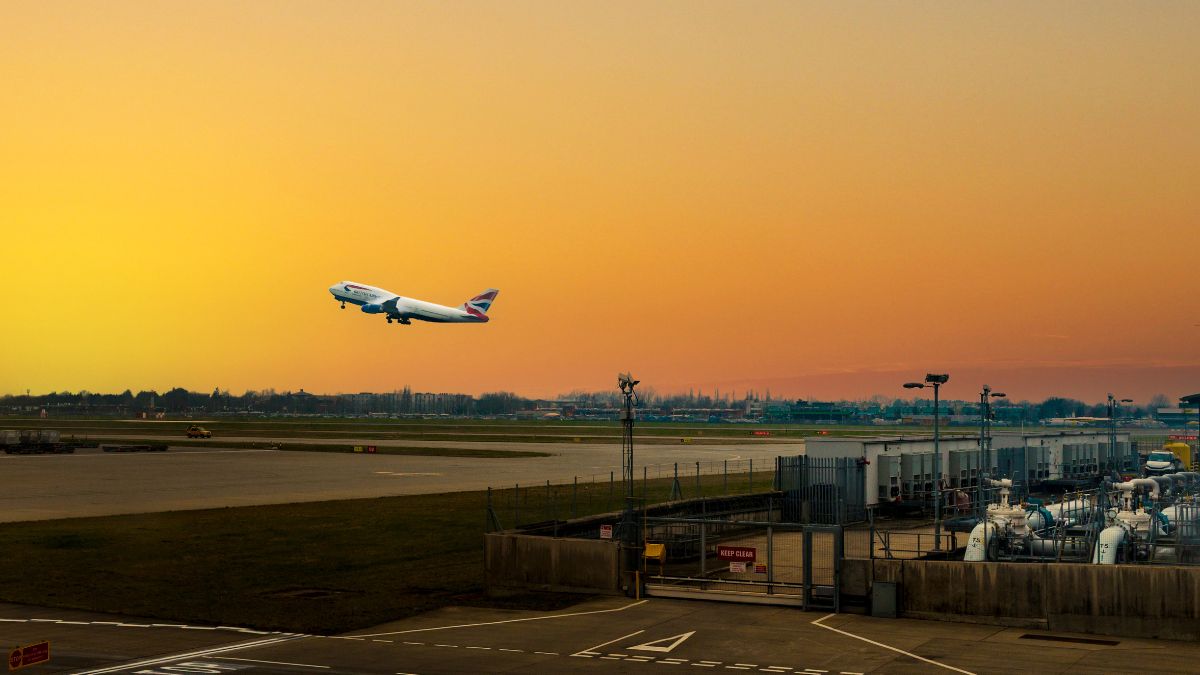 opłaty za parking na brytyjskich lotniskach Foto: samolot startujący z lotniska