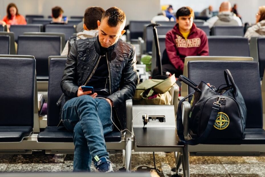 po czym poznać overbooking na locie Foto: pasażerowie czekający w terminalu lotniczym