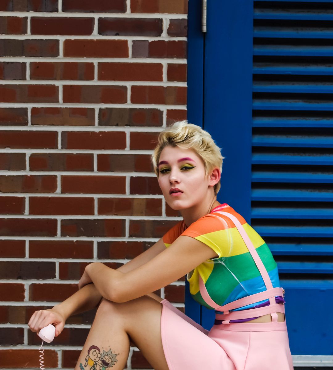 Spadek jako warunek „normalnego życia” Foto: młoda kobieta w tęczowej koszulce