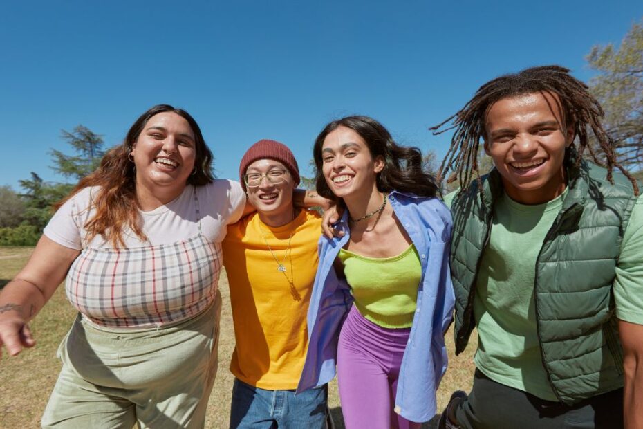 Spadek jako warunek „normalnego życia” Foto Cztery młode osoby