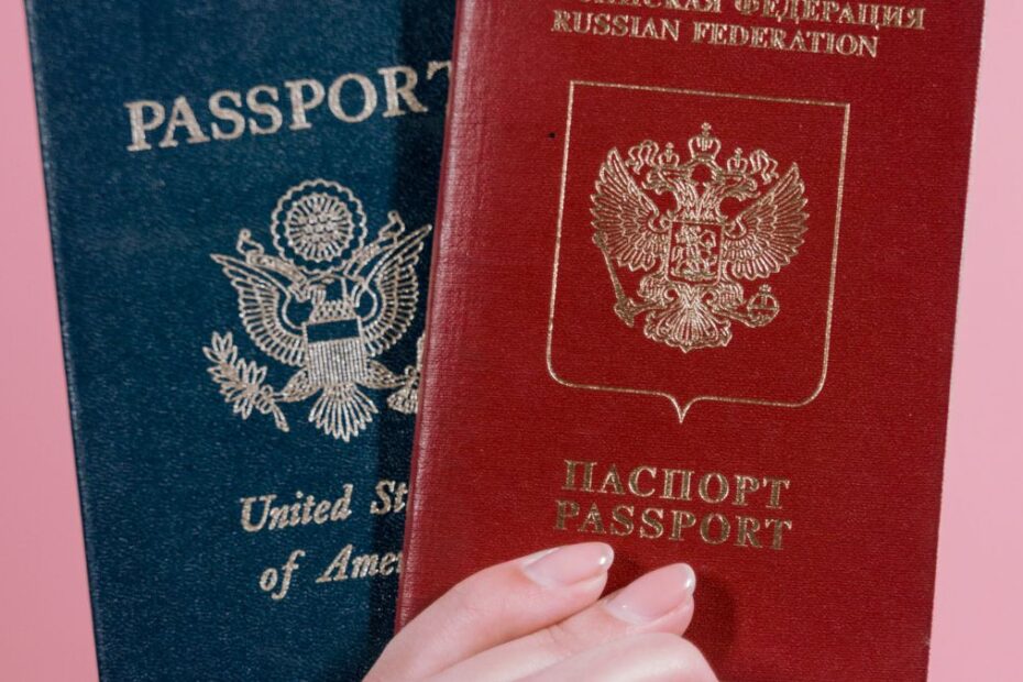 Dlaczego paszporty mają różne kolory Foto: paszporty w różnych kolorach