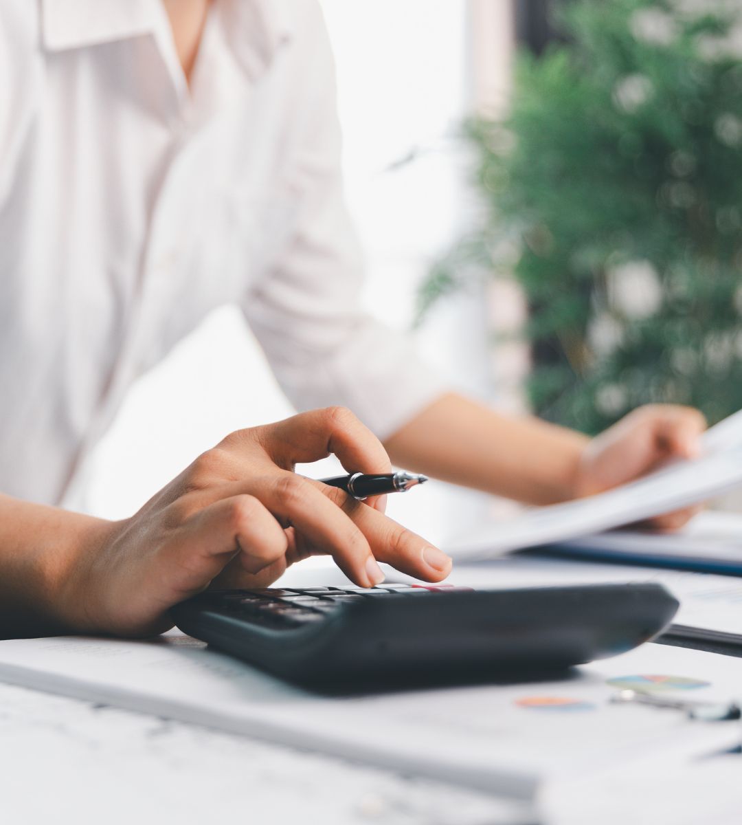 podatek od emerytury z zagranicy Foto: kobieta wykonująca obliczenia na kalkulatorze