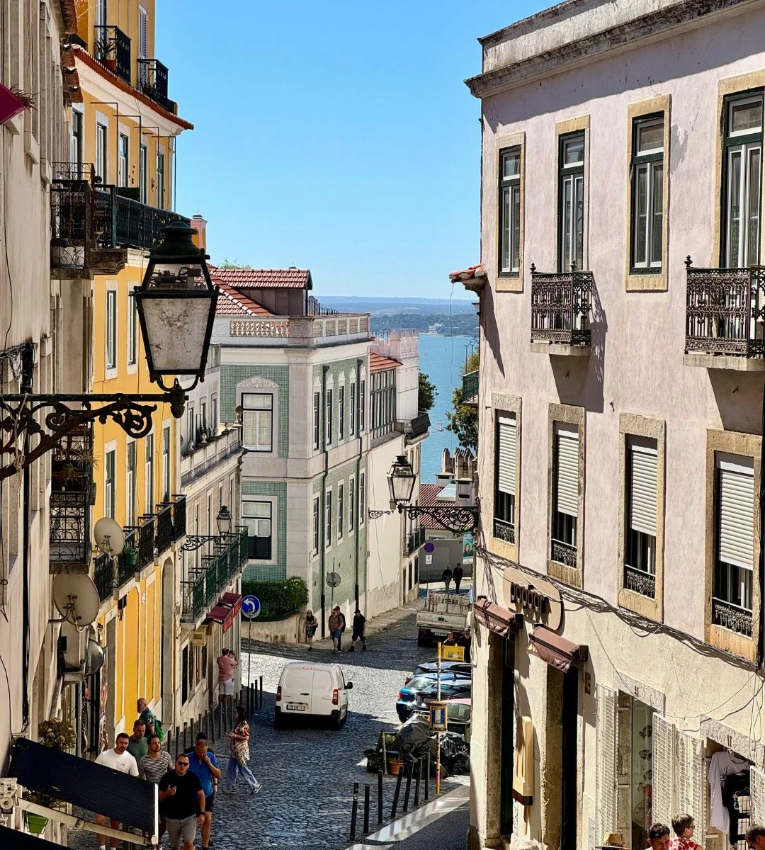 Ten kraj to hit dla pracujących zdalnie Foto:  Uliczka z widokiem na ocean w Portugalii 