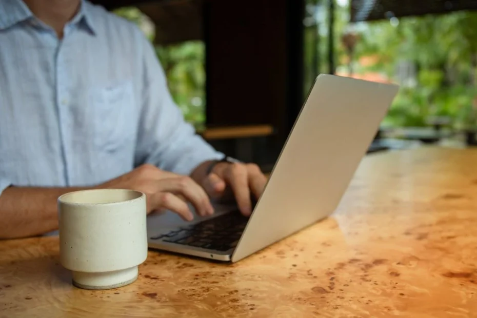 Ten kraj to hit dla pracujących zdalnie Foto: Praca zdalna na laptopie
