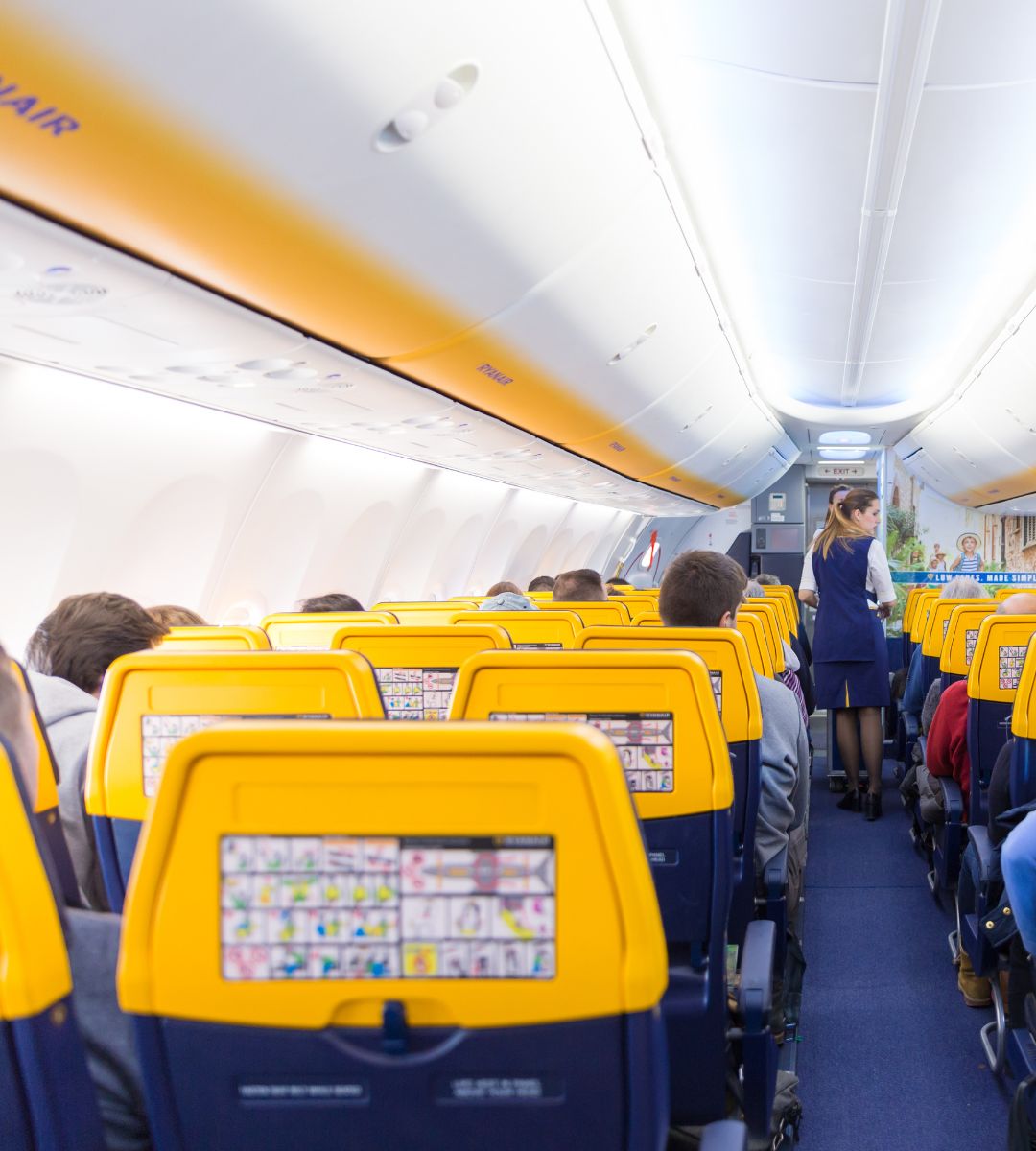 Lista skasowanych tras w Ryanair w 2026 Foto: pasażerowie w samolocie Ryanair