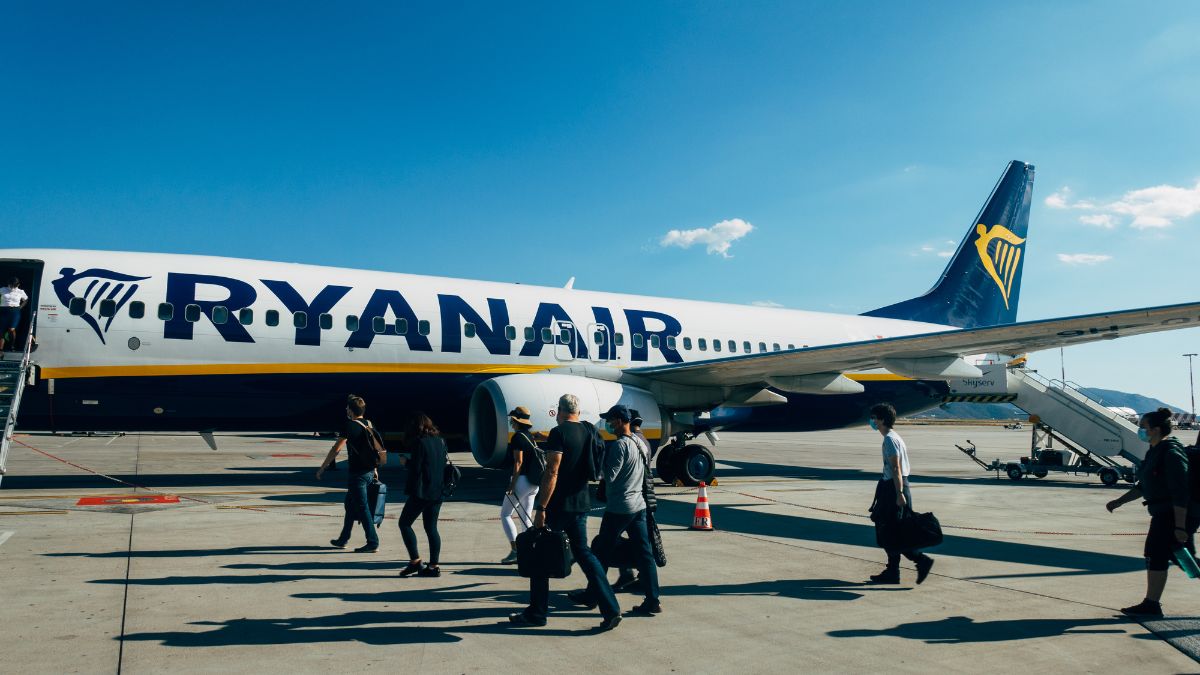 Lista skasowanych tras w Ryanair w 2026 Foto: pasażerowie wsiadający do samolotu Ryanair
