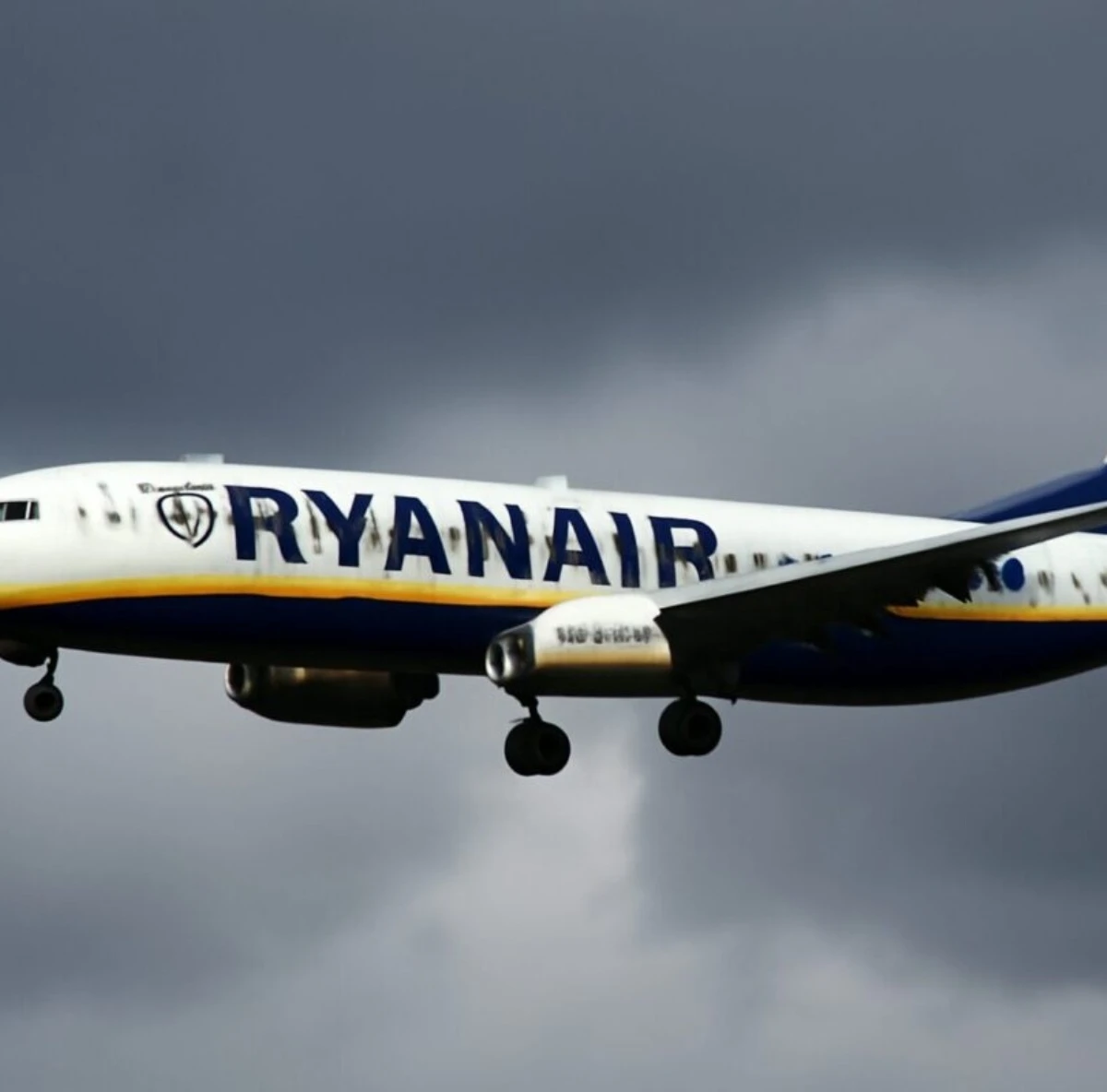 Samolot Ryanair na płycie lotniska, zdjęcie ilustracyjne do opisu incydentu na pokładzie