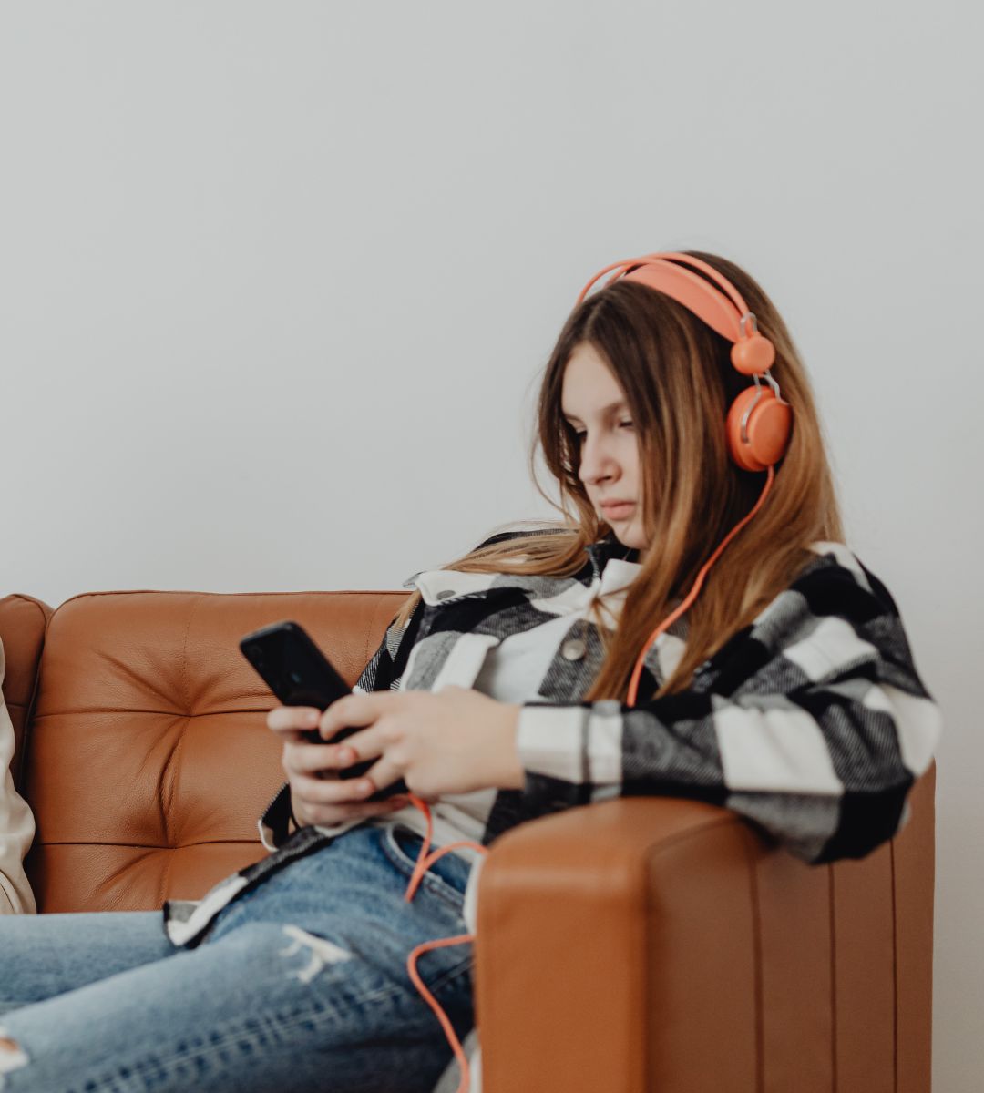 Zakaz social mediów dla dzieci w UK Foto: nastolatka patrząca w ekran telefonu