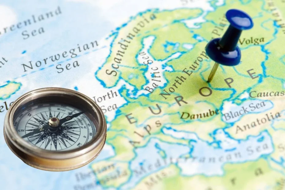 Rekordowo krótkie nazwy miejscowości w Europie Foto: mapa Europy i kompas