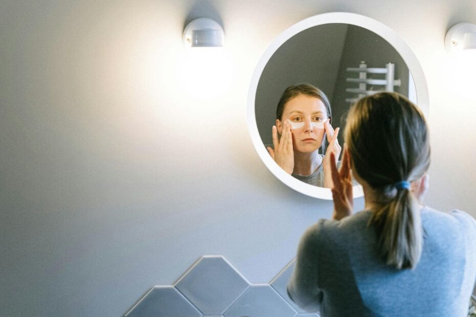 w tym wieku organizm zaczyna się gwałtownie starzeć Foto: kobieta przed lustrem