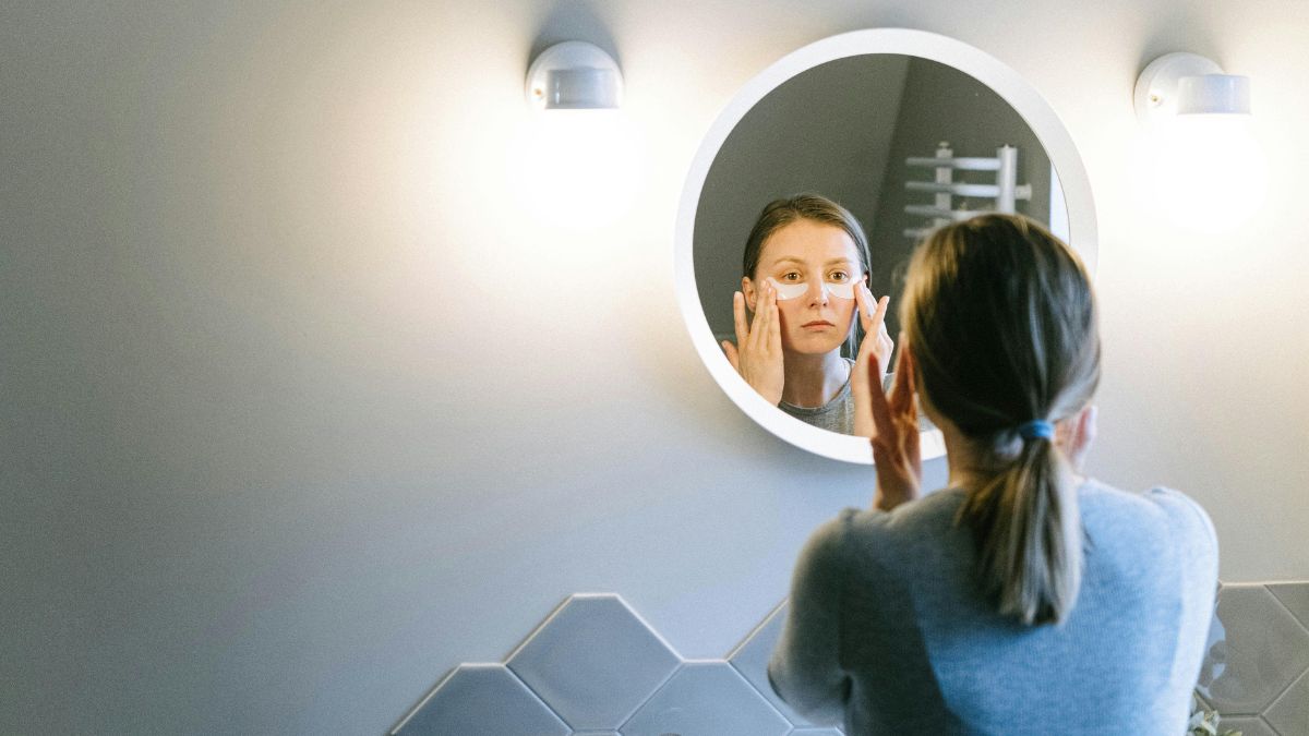 w tym wieku organizm zaczyna się gwałtownie starzeć Foto: kobieta przed lustrem