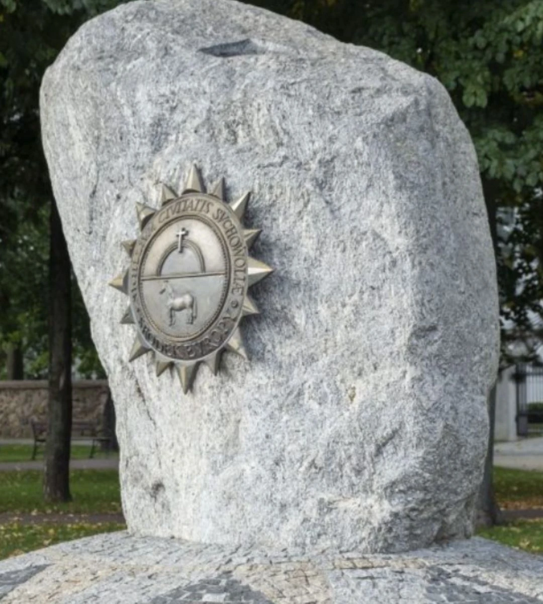 To tutaj jest środek Europy Foto:  Głaz symbolizujący środek Europy w Polsce