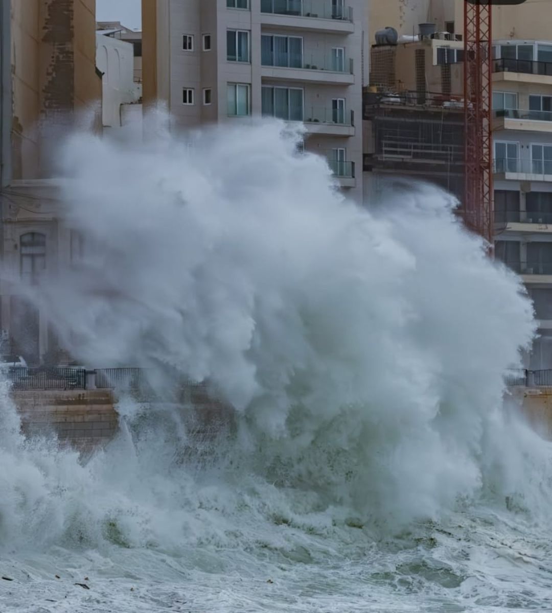 Malta zniszczona przez huragan Harry Foto: ogromne fale uderzające w nabrzeże Malty