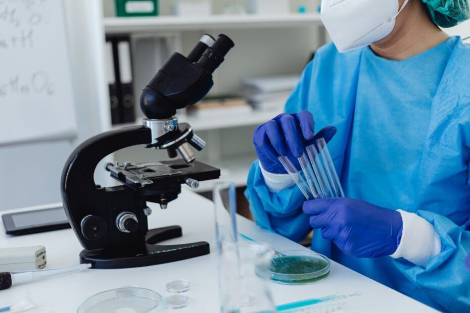 NHS wprowadza nowe testy wykrywania raka jelita Foto: laboratorium medyczne