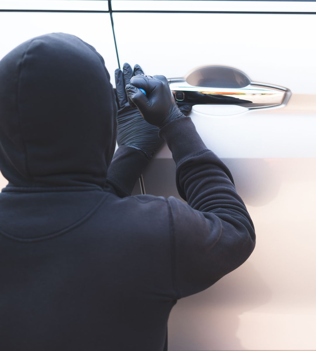 Ranking 10 najbardziej niebezpiecznych miejsc w UK Foto: włamywacz próbuje otworzyć samochód