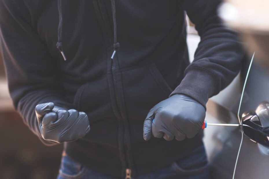 Ranking 10 najbardziej niebezpiecznych miejsc w UK Foto: włamywacz próbuje otworzyć samochód