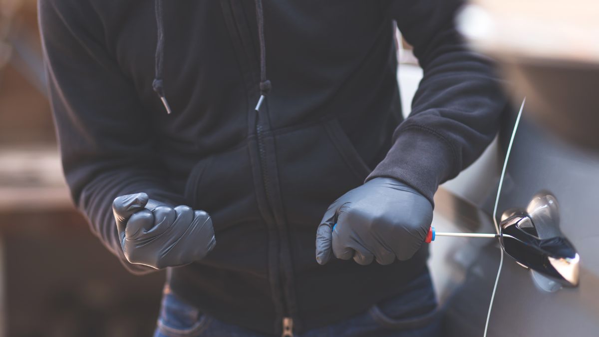 Ranking 10 najbardziej niebezpiecznych miejsc w UK Foto: włamywacz próbuje otworzyć samochód