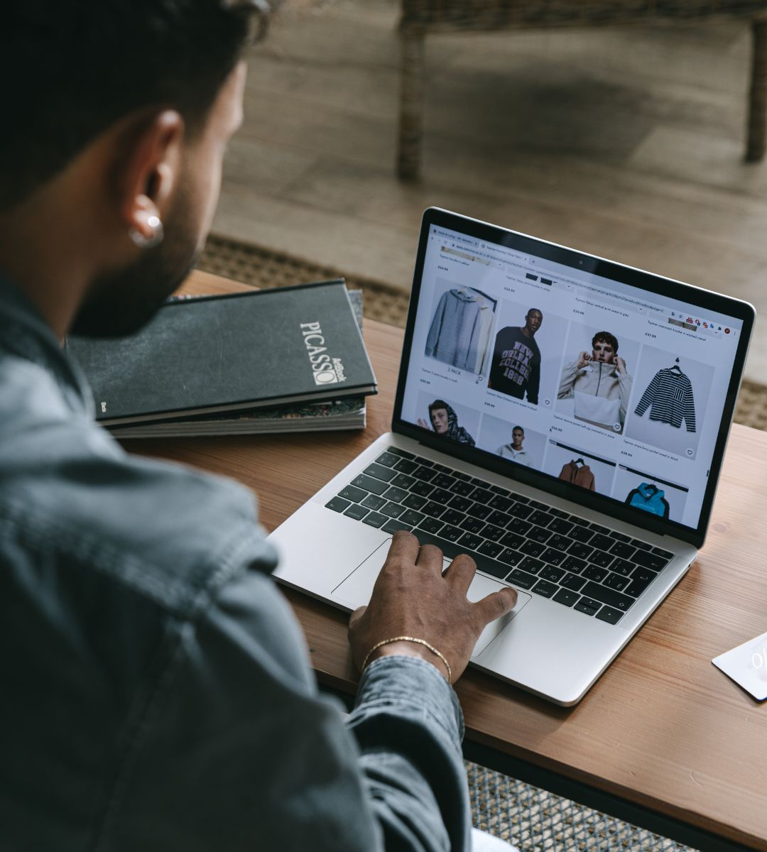 Upadek brytyjskiego sklepu Huh Foto: mężczyzna robiący zakupy on line