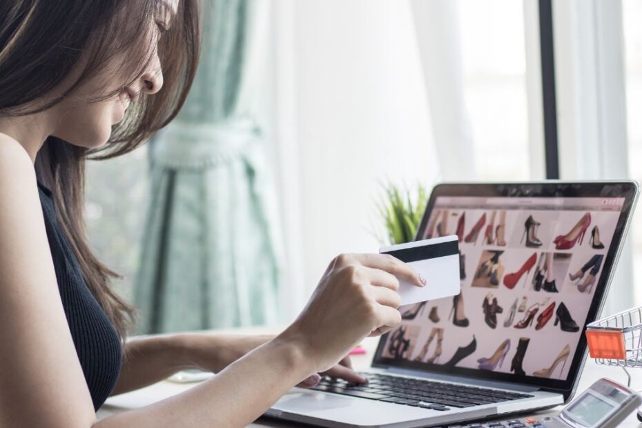 Upadek brytyjskiego sklepu Huh Foto: kobieta robiąca zakupy on line