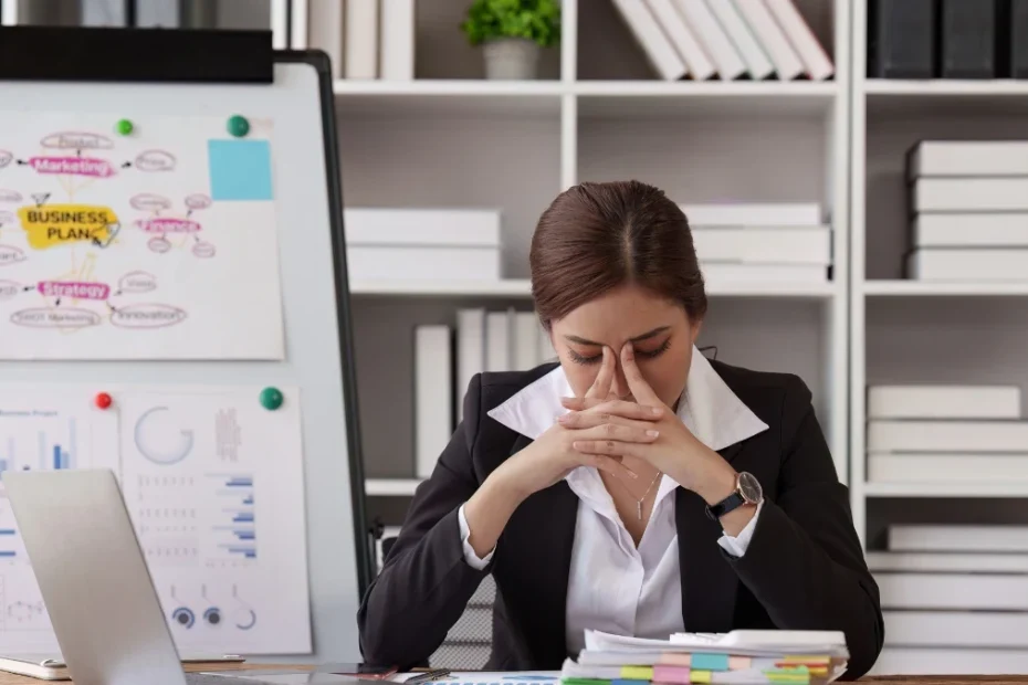 zawody które niszczą życie i szczęście Foto: kobieta w biurze