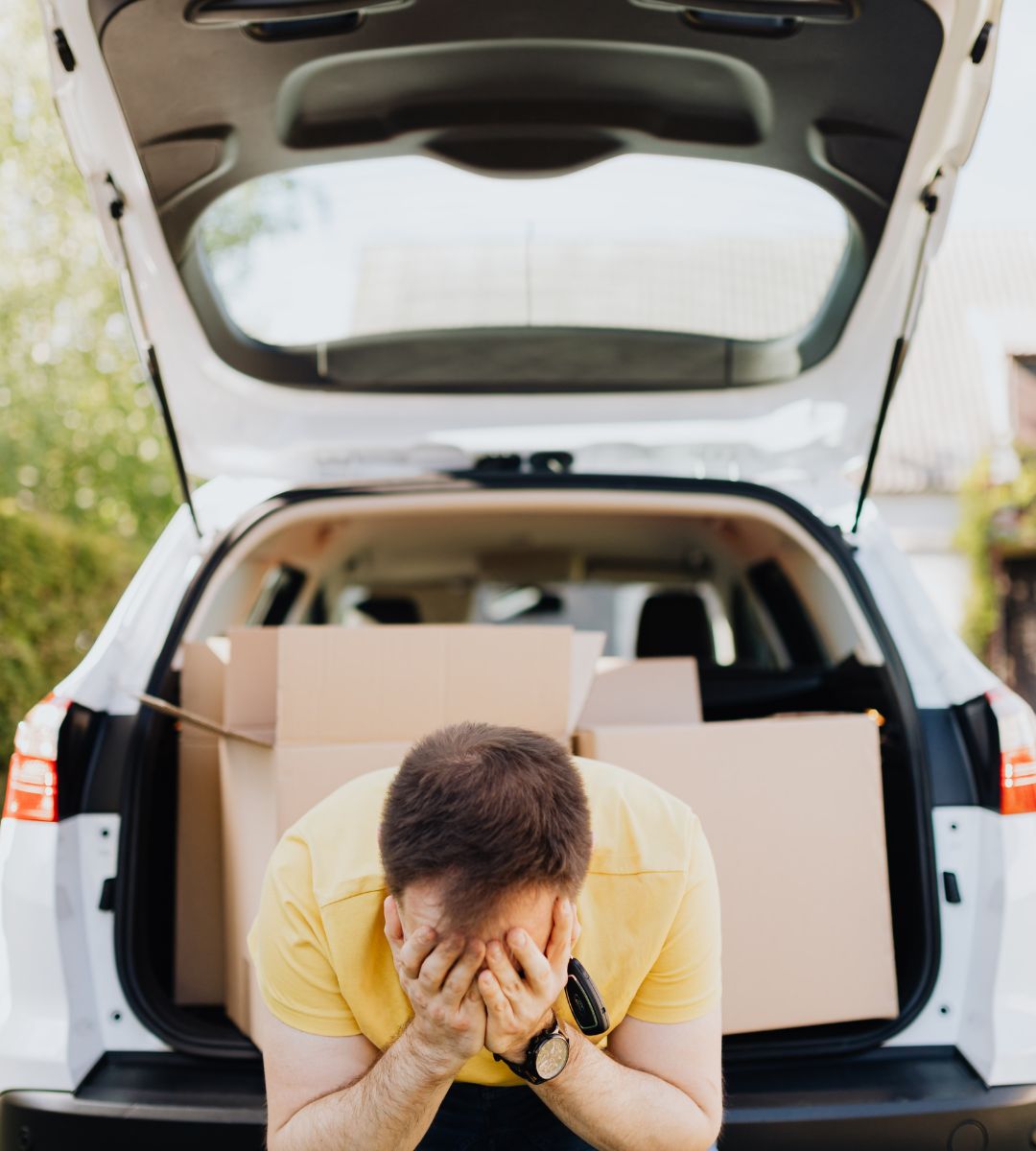 podwyżka podatku drogowego Vehicle Excise Duty Foto: załamany kierowca trzyma twarz w dłoniach