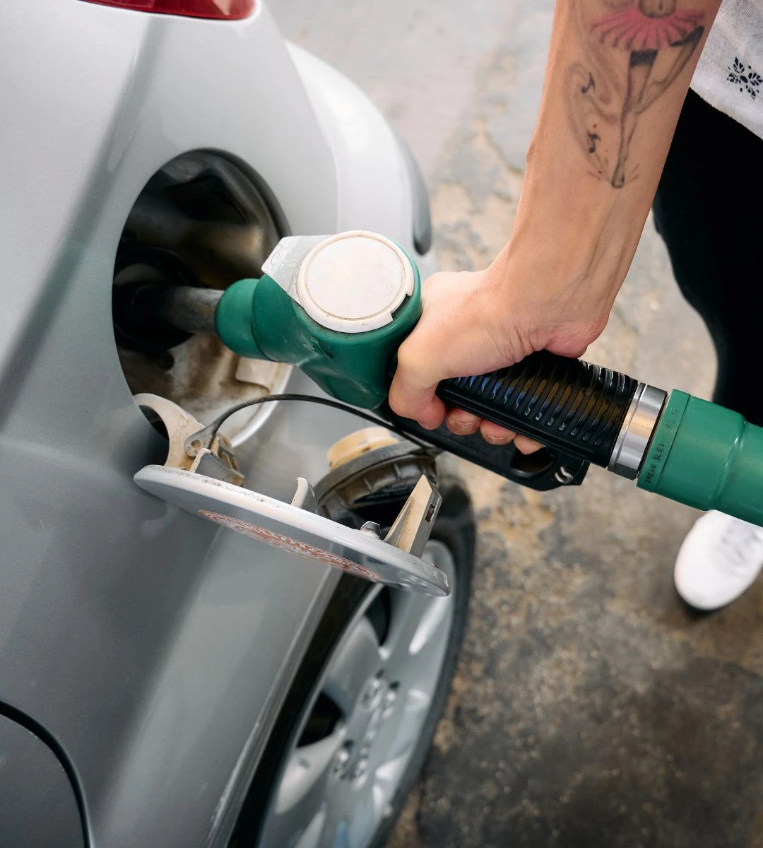 Ograniczenia prędkości i racjonowanie benzyny w UK Foto: tankowanie benzyny