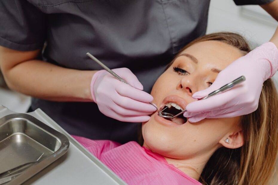 Polska jako dentystyczny kierunek powrotów Foto: kobieta u dentysty