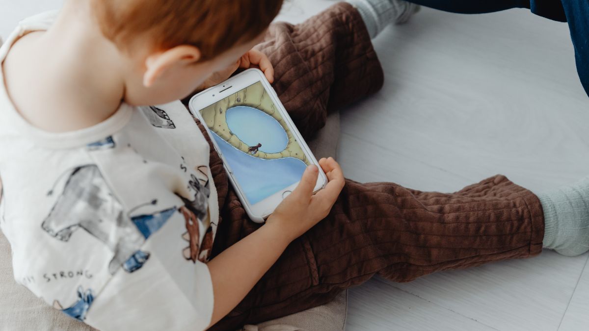 Zakaz social mediów dla dzieci jeszcze w tym roku Foto: małe dziecko z telefonem