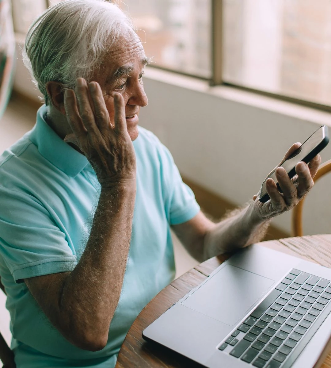 Kwietniowa podwyżka emerytury nie dla wszystkich Foto: zdziwiony emeryt z telefonem w ręku