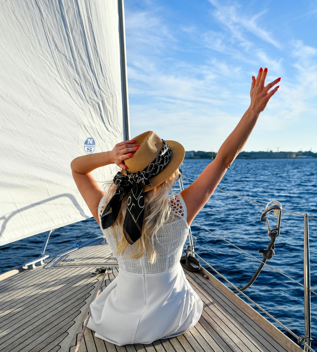 Jaka jest idealna miesięczna pensja Foto: kobieta na jachcie