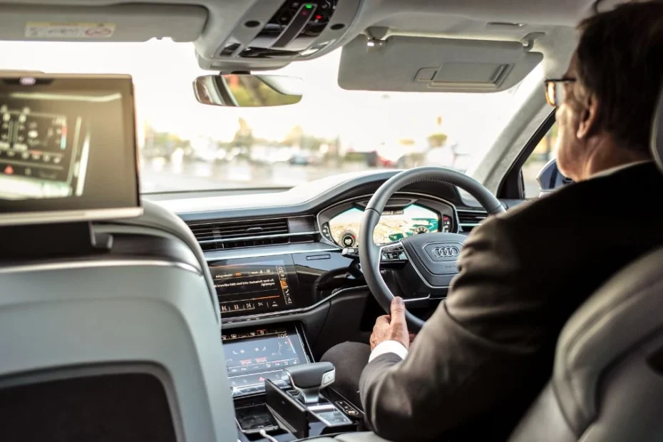 Jak ma działać system „pay-per-mile” Foto: kierowca siedzący w samochodzie