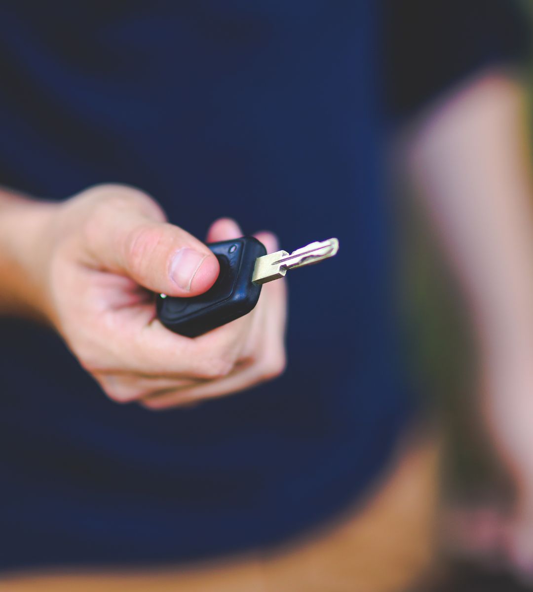utrata prawa jazdy za spanie w samochodzie Foto: mężczyzna trzymający kluczyki w ręku