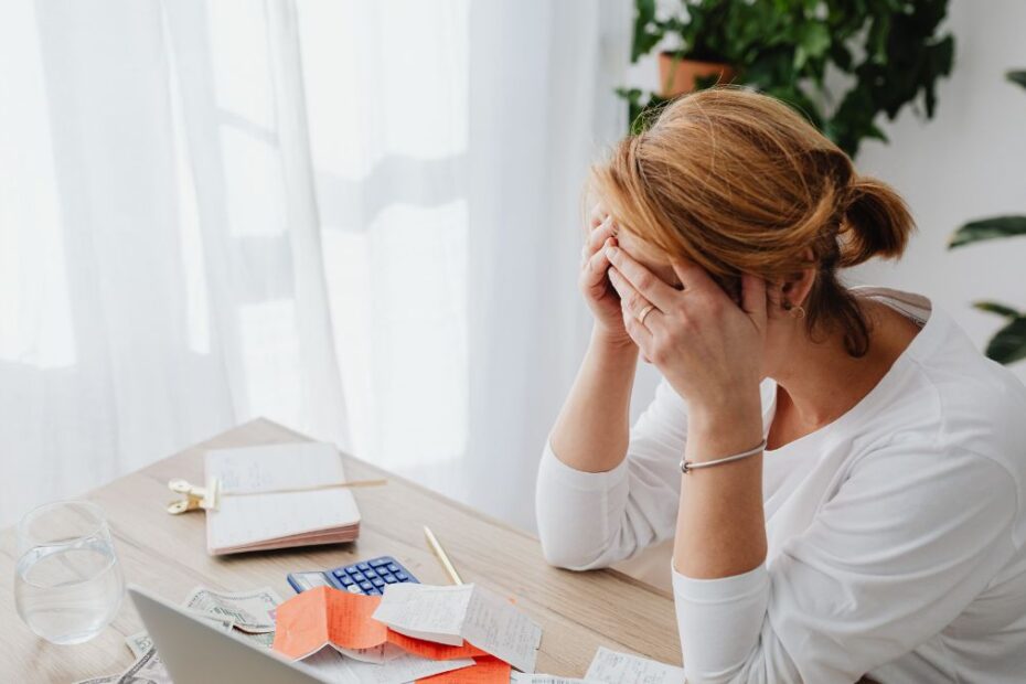 sztuczna inteligencja zabiera pracę klasie średniej Foto: załamana kobieta przy biurku w pracy