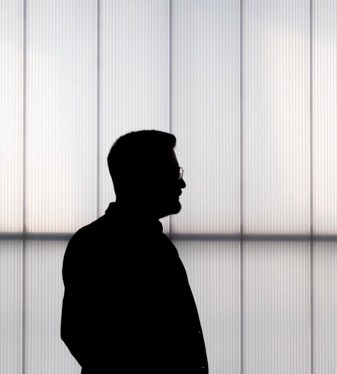 Co ma wspólnego menopauza z chorobą alzheimera Foto: sylwetka mężczyzny