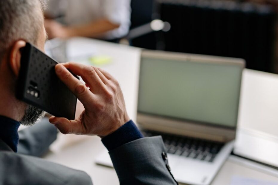 Nowa fala oszustw telefonicznych w UK Foto: mężczyzna z telefonem