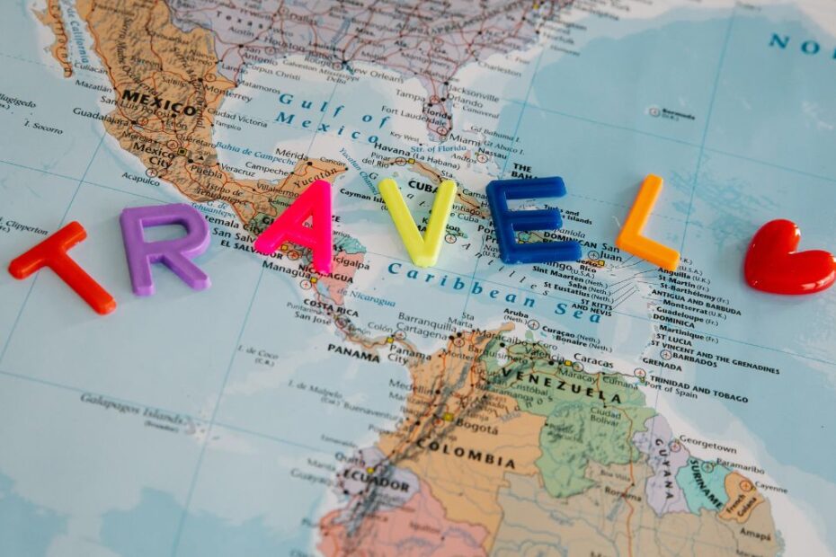 5 mitów na temat podróżowania Foto: mapa świata i napis travel