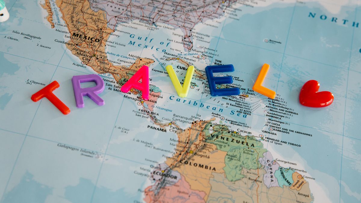 5 mitów na temat podróżowania Foto: mapa świata i napis travel