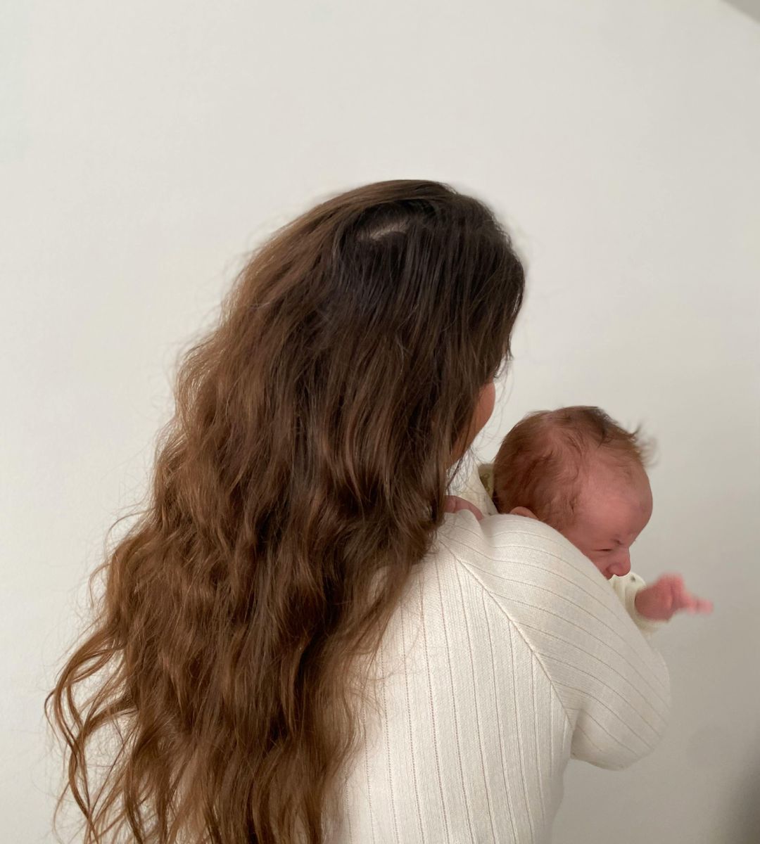 Pierwsze dziecko urodzone dzięki przeszczepowi macicy Foto: kobieta z noworodkiem na ręku