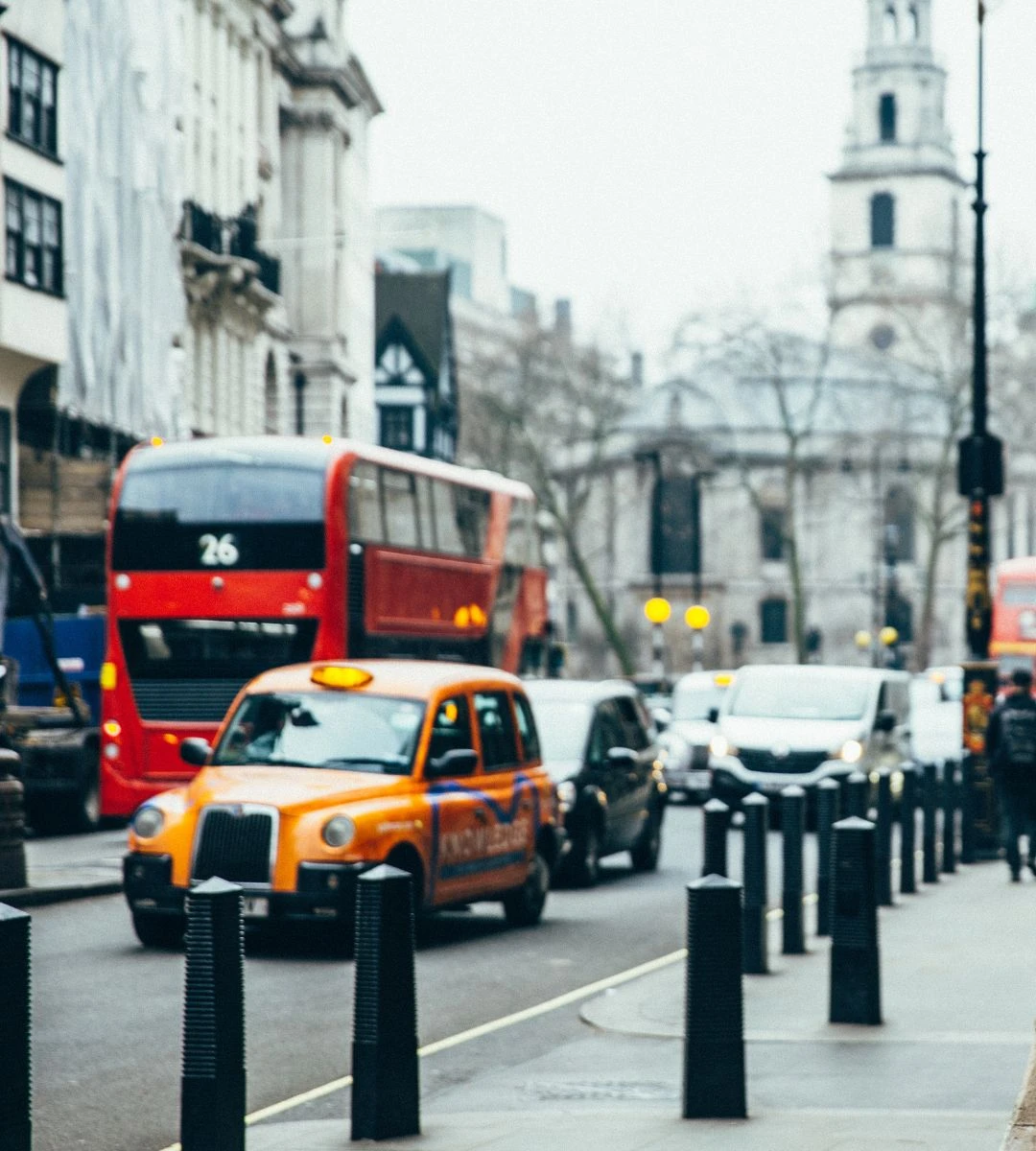 Nowy podatek kilometrowy w UK – samochody na ulicy