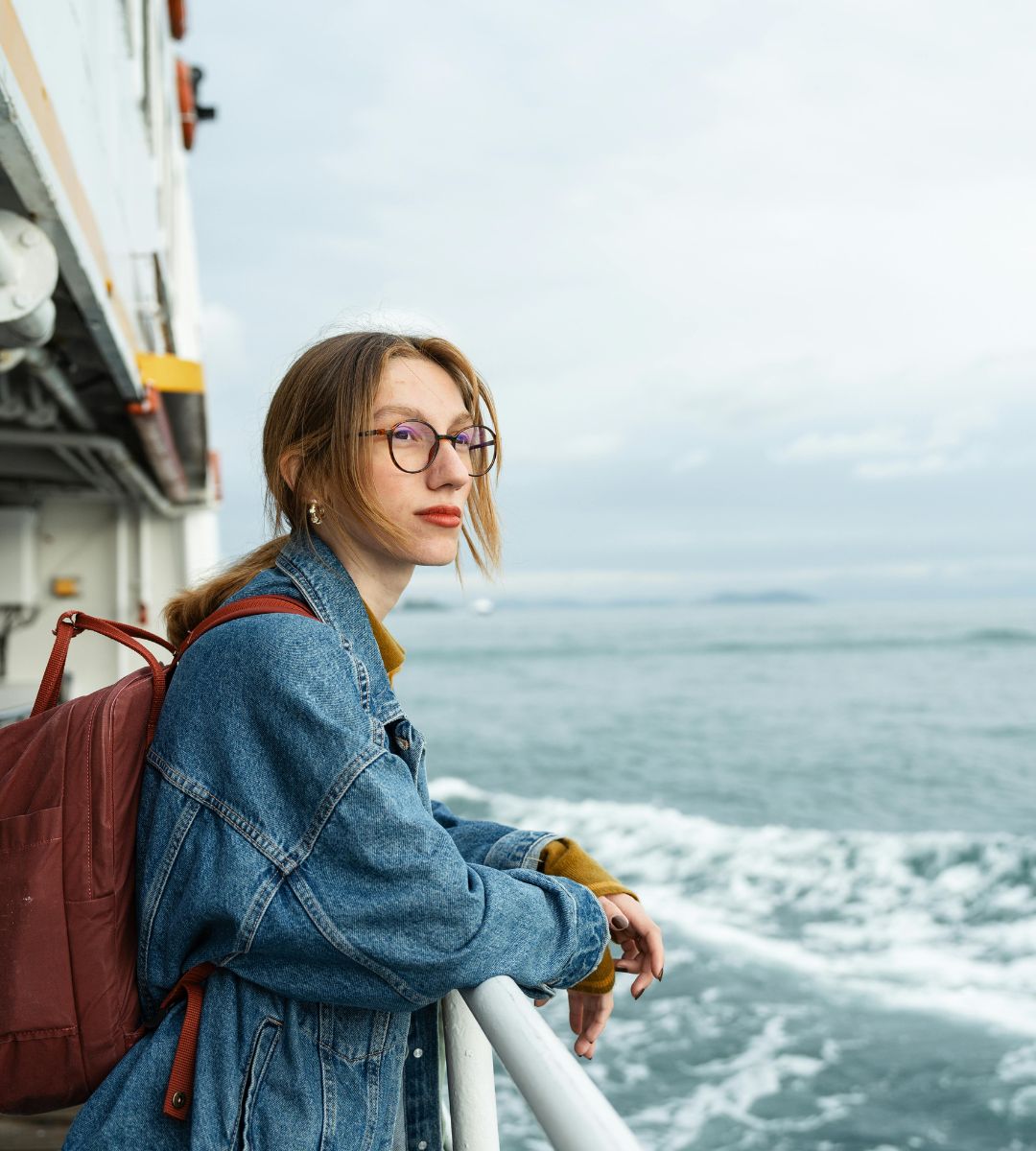 5 mitów na temat podróżowania Foto: kobieta podróżująca na statku