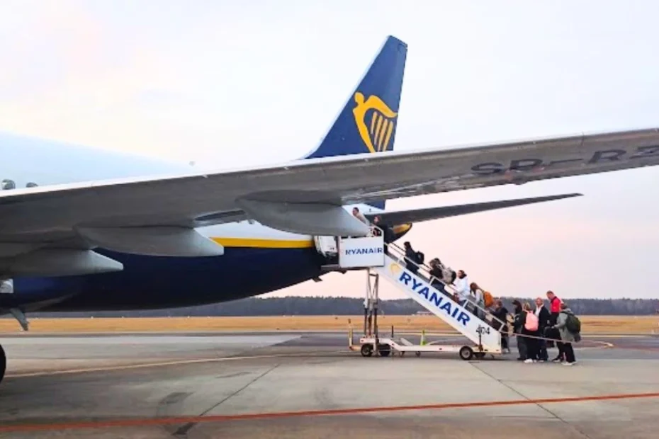 Komornik wkroczył na pokład Ryanair Foto: pasażerowie wsiadający do samolotu Ryanair