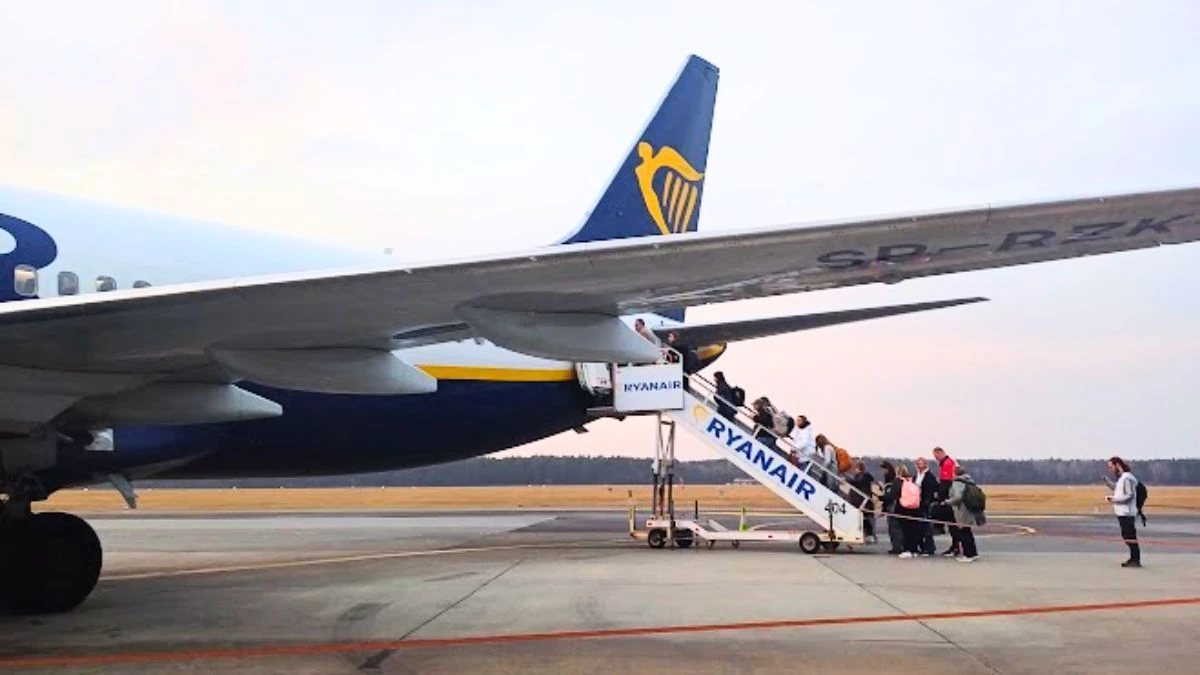  Komornik wkroczył na pokład Ryanair Foto: pasażerowie wsiadający do samolotu Ryanair