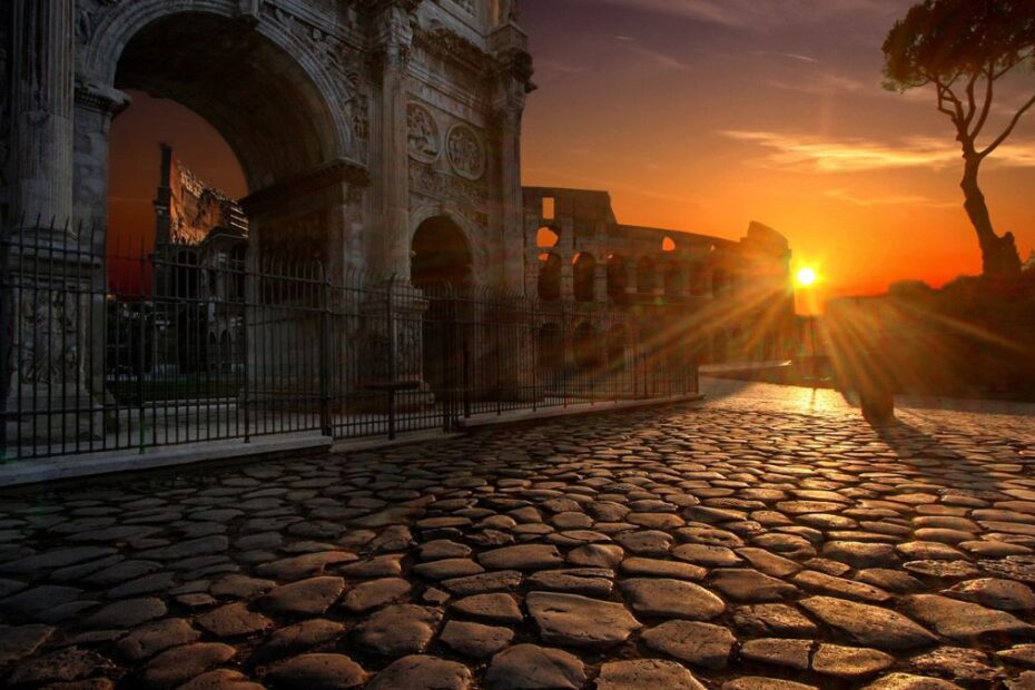 Te włoskie miasta trzeba zwiedzać pieszo Foto: brukowana ulica w Rzymie