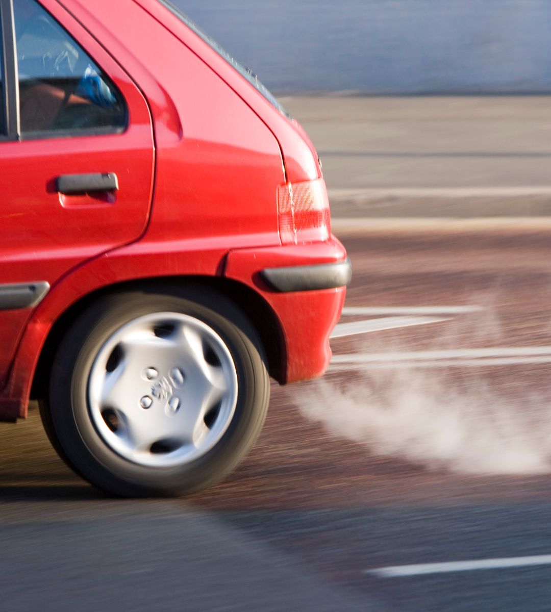 wysoki road tax w Wielkiej Brytanii Foto: samochód emitujący zanieczyszczenia